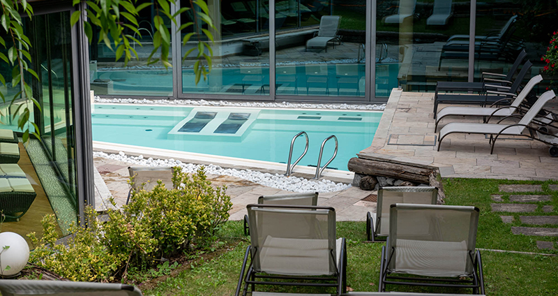 piscina nel verde per relax Hotel Alpholiday hotel per le vacanze delle famiglie con bambini in trentino