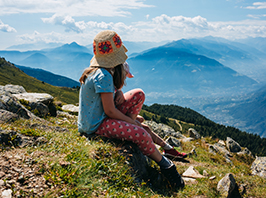 bambina in montagna