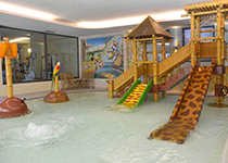 L'hotel alpholiday è un hotel 4 stelle con baby club e piscina per le vacanze delle famiglie con bambini a dimaro, in val di sole