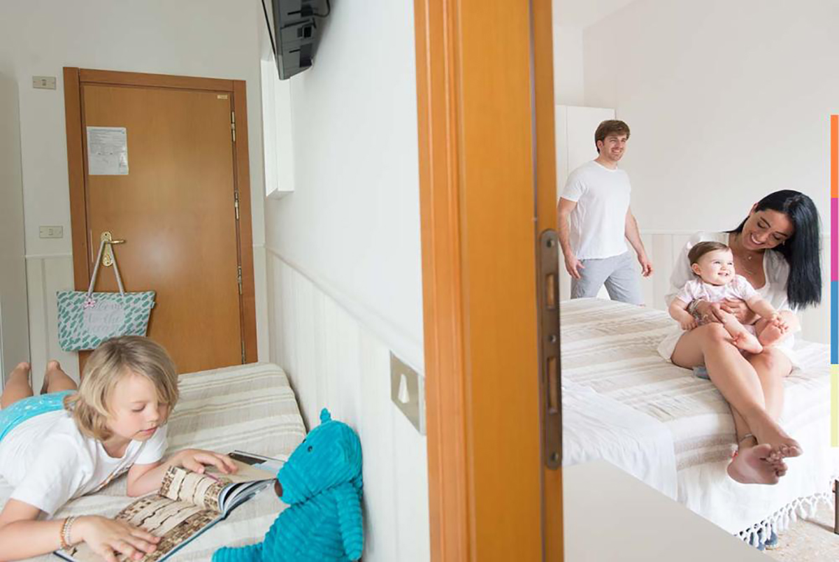 camera tripla dell'hotel helios che è un hotel economico due stelle vicinissimo al mare per le vacanze delle famiglie con bambini a riccione in romagna