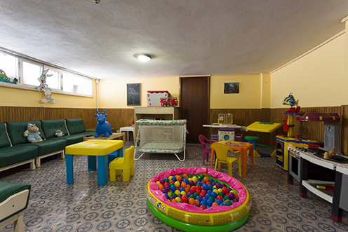 la tavernetta spazio giochi bimbi interna  dell'hotel real, hotel di fronte al mare per le vacanze delle famiglie con bambini a tagliata di cervia