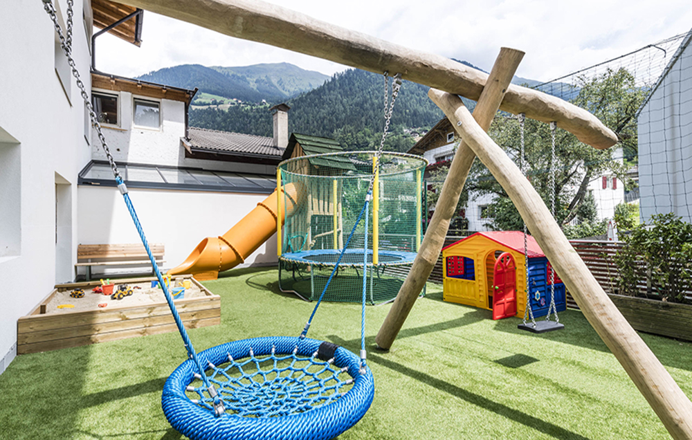 bambini all'Hotel Stroblhof è un hotel per famiglie con bambini per le vacanze delle famiglie in Alto Adige i Val Passiria per chi cerca vacanze benessere