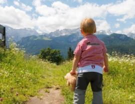 bambino in hotel per famiglie con bambini in trentino