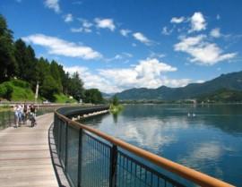 famiglia in bicicletta in vacanza per famiglie con bambini in trentino