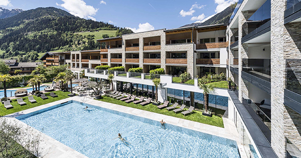 foto hotel stroblhof esterno con piscina