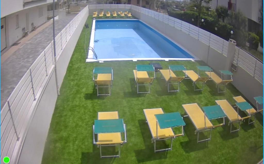 Il nuovo Hotel Anthisa dispone di camere climatizzate con balcone, piscina e giardino ideale per le vacanze delle famiglie con bambini.