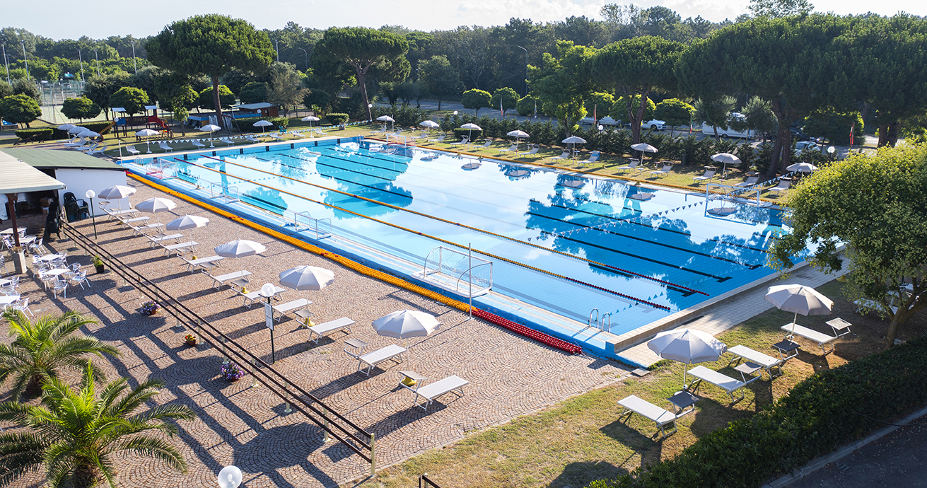 giochi bimbi del  residence mare pineta il villaggio con bungalow  per le vacanze delle famiglie con bambini a caslborsetti in romagna