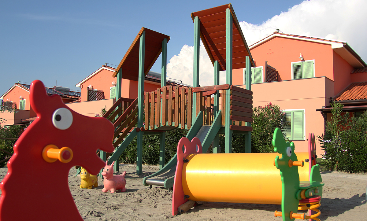 residence rosa dei venti con appartamenti monolocali, bilocali, trilocali con giardino e piscina per le vacanze delle famiglie con bambini in toscana tra cecina e castiglioncello