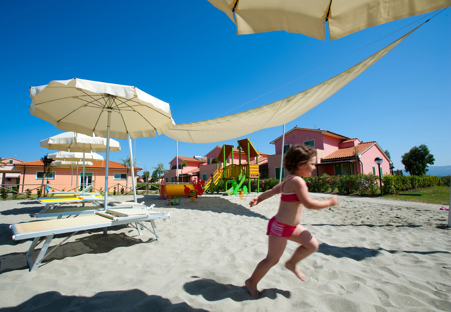 residence rosa dei venti con appartamenti monolocali, bilocali, trilocali con giardino e piscina per le vacanze delle famiglie con bambini in toscana tra cecina e castiglioncello