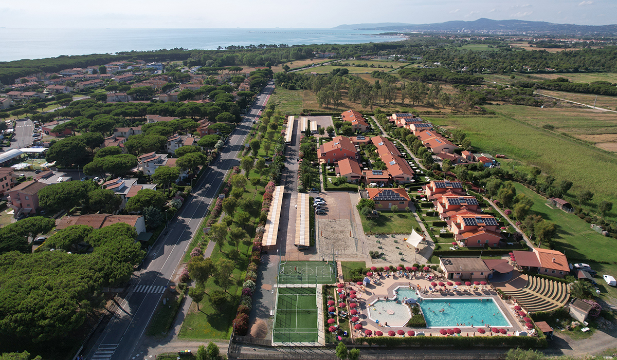 residence rosa dei venti con appartamenti monolocali, bilocali, trilocali con giardino e piscina per le vacanze delle famiglie con bambini in toscana tra cecina e castiglioncello