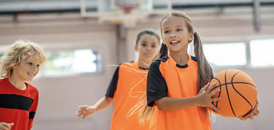 gioco dal basket al palazzetto multi sport del villaggio san pellegrino di misano adriatico