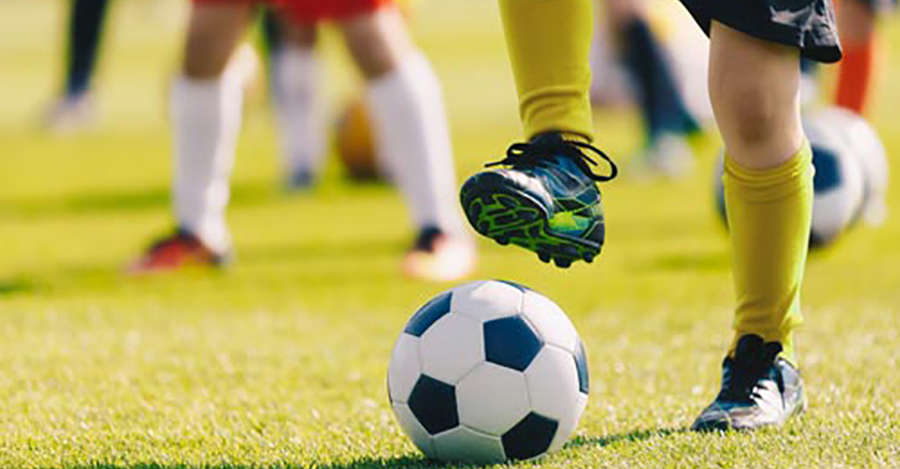 gioco dal calcio al campo sportivo del villaggio san pellegrino di misano adriatico