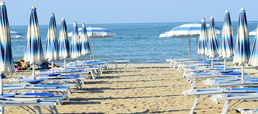 la spiaggia privata del villaggio san pellegrino, villaggio vacanze per le famiglie con bambini